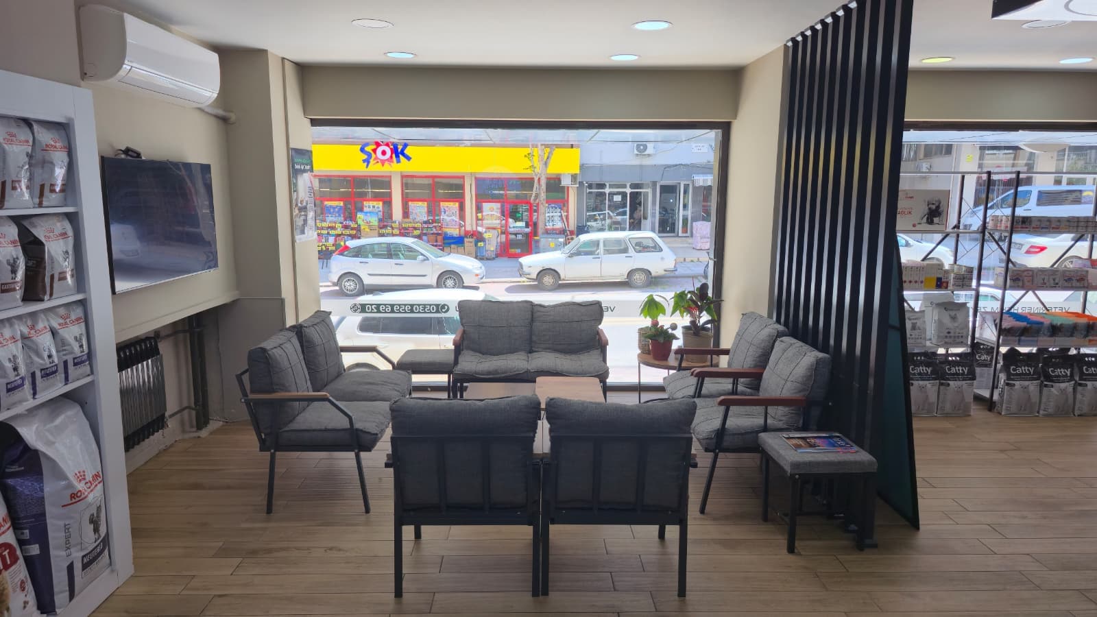 Bekleme salonu koltuklar ve vitrin
