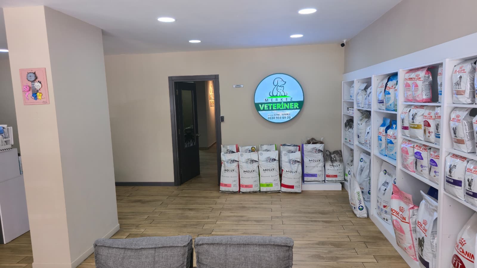 Merkez Veteriner Pet Shop mama rafı