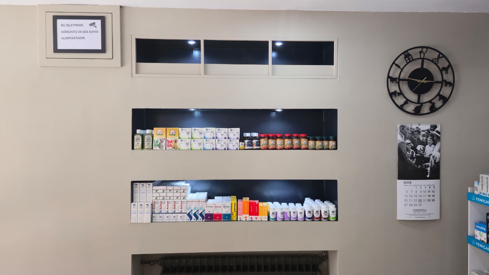 İlaç ve vitamin rafları