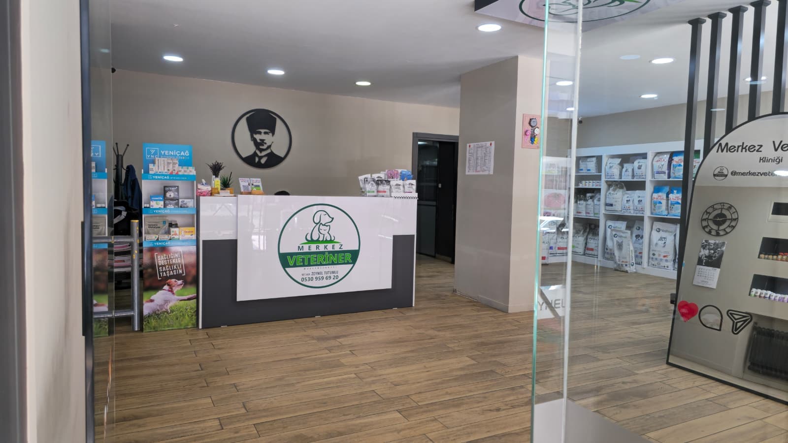 Klinik giriş cam kapı dışarıdan görünüm